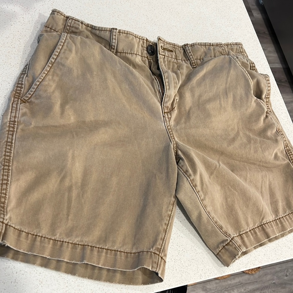 American eagle khaki shorts. Waist size 32. Prep length.
